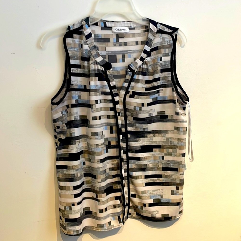 Calvin Klein sleeveless patterned blouse. Size PXL